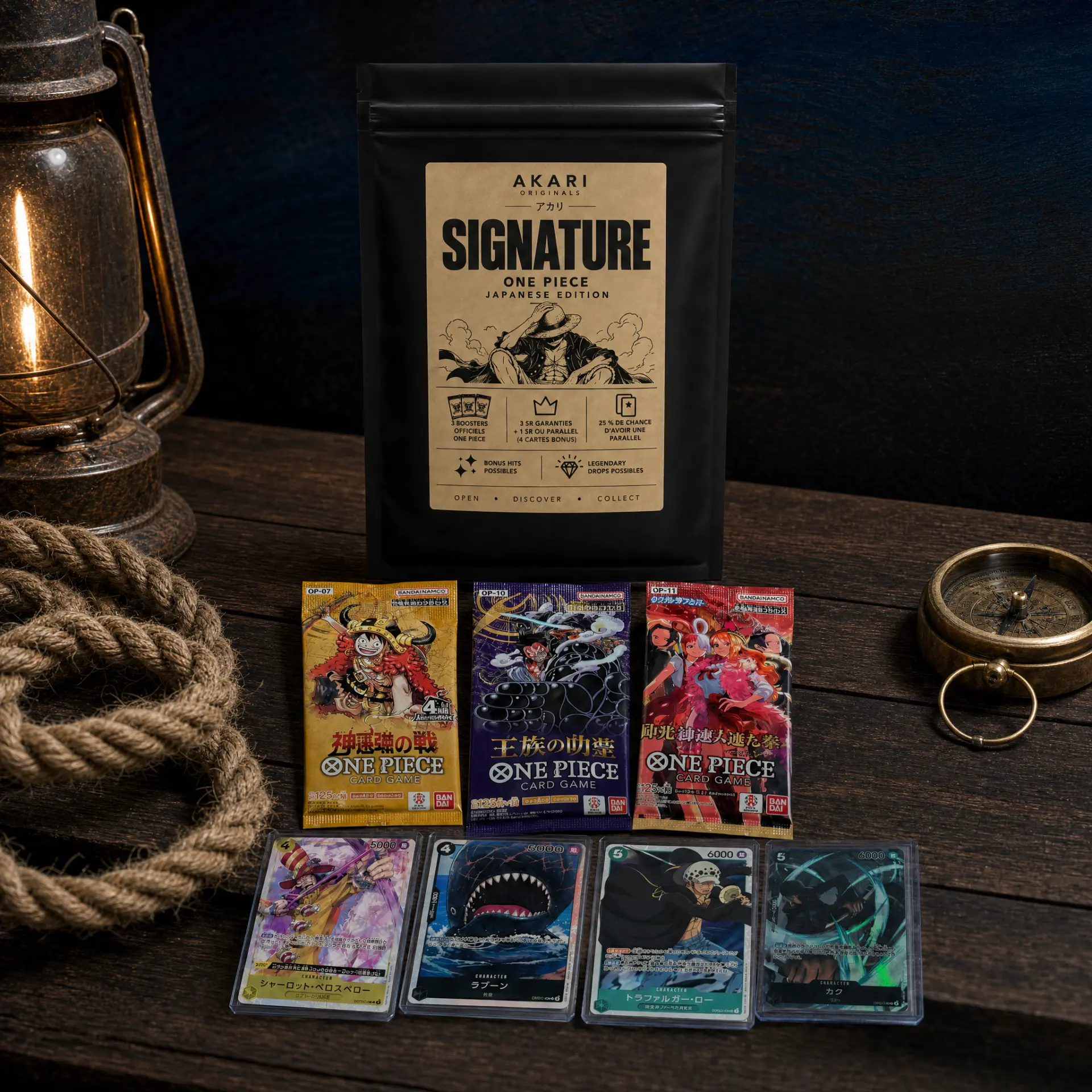 Sachet Akari Signature One Piece devant une lanterne allumée, une corde et une boussole en laiton : trois boosters officiels japonais (OP-07, OP-10, OP-11) et quatre cartes (Charlotte Perospero, Laboon, Trafalgar Law, Kaku en étui rigide) sur table en bois