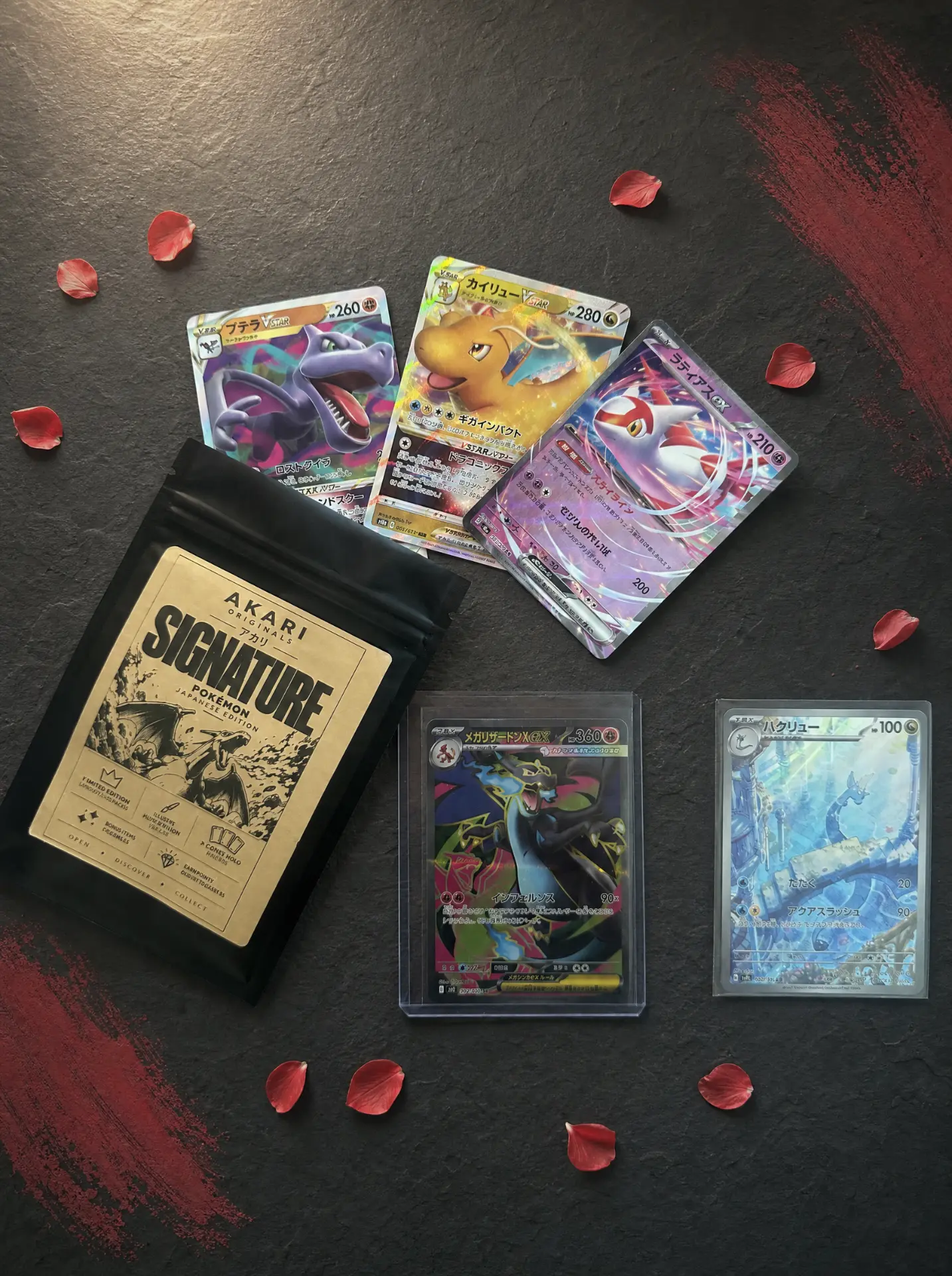 Akari Signature Pokémon ouvert avec exemples de cartes japonaises, dont une carte en toploader