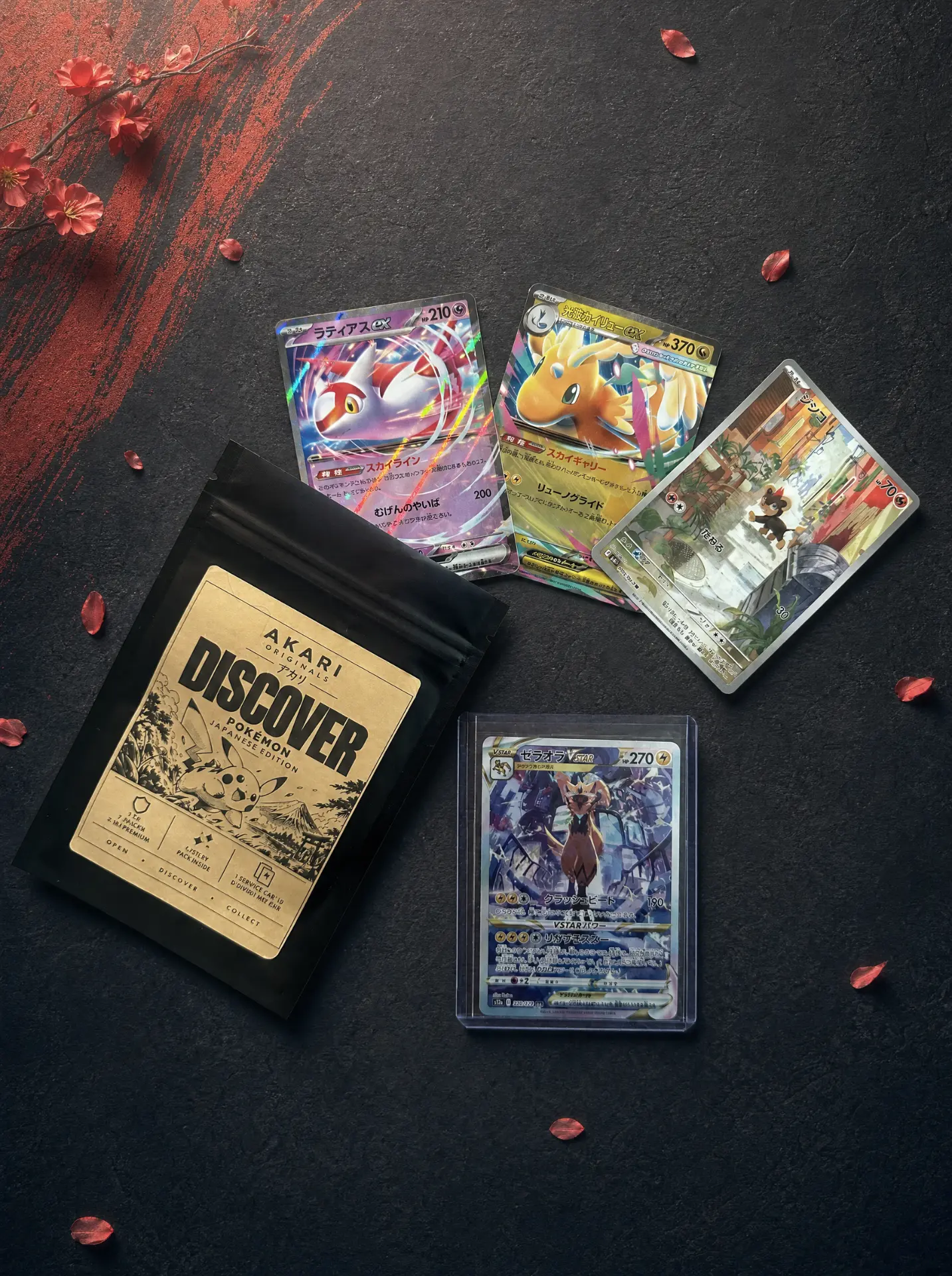Akari Discover Pokémon ouvert avec exemples de cartes japonaises, dont une carte en toploader