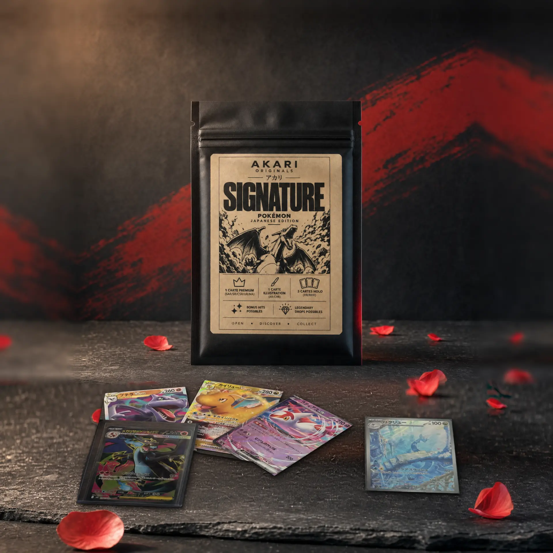 Sachet Akari Signature Pokémon devant un tracé de pinceau rouge : Méga-Dracaufeu X ex en étui rigide, quatre cartes japonaises en éventail (Ptéra VSTAR, Dracolosse VSTAR, Latias ex) et une carte illustration Draco en étui, pétales rouges sur pierre sombre