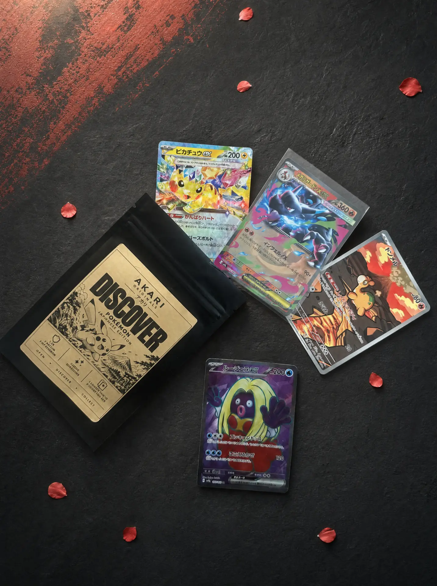 Exemple de contenu Akari Discover Pokémon : quatre cartes japonaises à côté du sachet